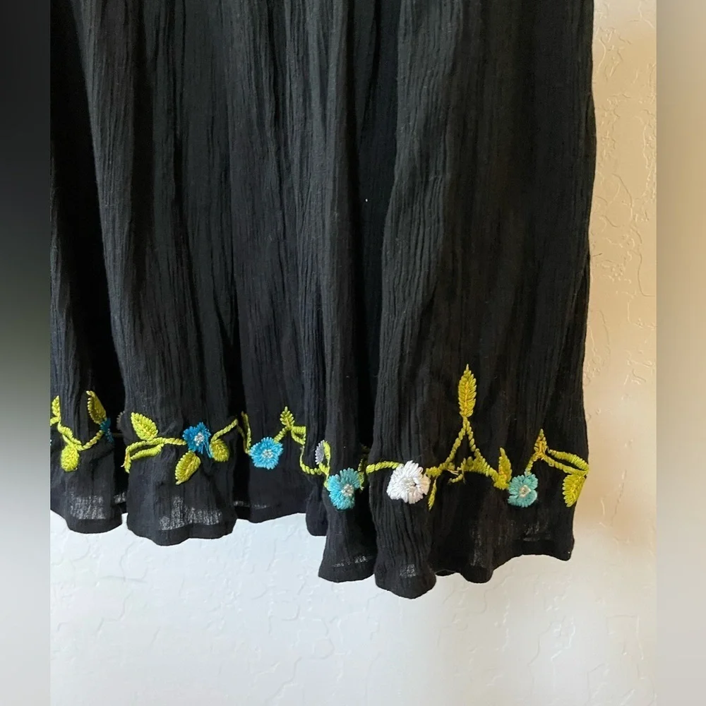 West End|Black tiered maxi skirt in cotton w beautiful floral embroidered detail